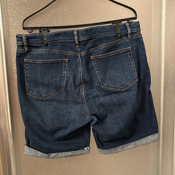 Loft Curvy Frayed Hem Shorts, Medium Wash, Sz 14 - Picture 2 of 4